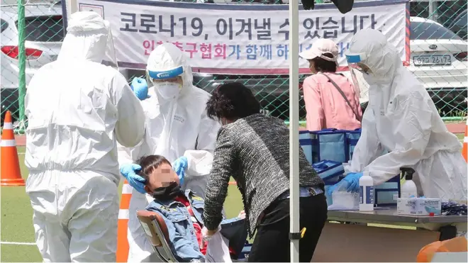 인천 미추홀구청에 마련된 코로나19 선별진료소에서 한 어린이가 코로나19 검사를 받고 있다