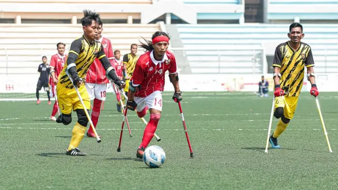 Bahir (tengah) dikepung pemain Malaysia dalam pertandingan kualifikasi Piala Dunia di Bangladesh pada Minggu (13/03/2022).