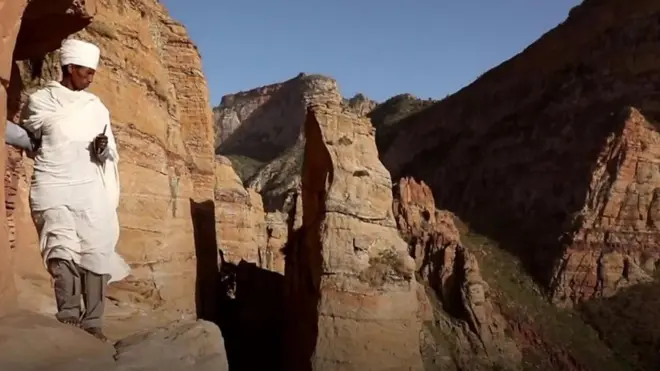 في الجبال النائية في شمال إثيوبيا، يقوم كاهن قبطي بتسلق منحدر يصل إلى 250 متر ليصل إلى كنيسته.