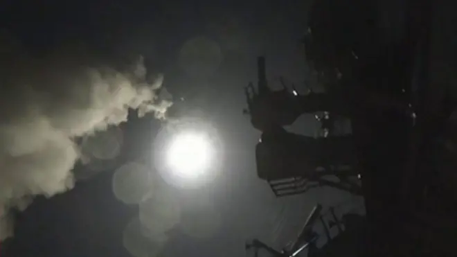 وزارة الدفاع الأمريكية (البنتاغون) نشرت مقطع فيديو لإطلاق صواريخ من سفن بحرية أمريكية استهدفت قاعدة الشعيرات السورية