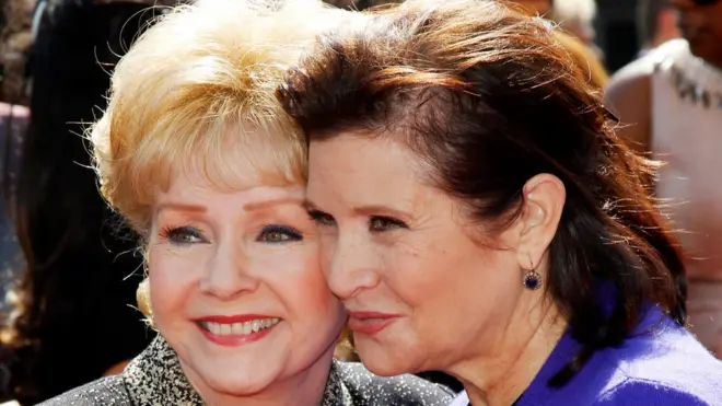 Debbie Reynolds (kiri) dan putrinya, Carrie Fisher (kanan), tampil dalam acara Emmy Awards di Los Angeles, pada 2011 lalu.