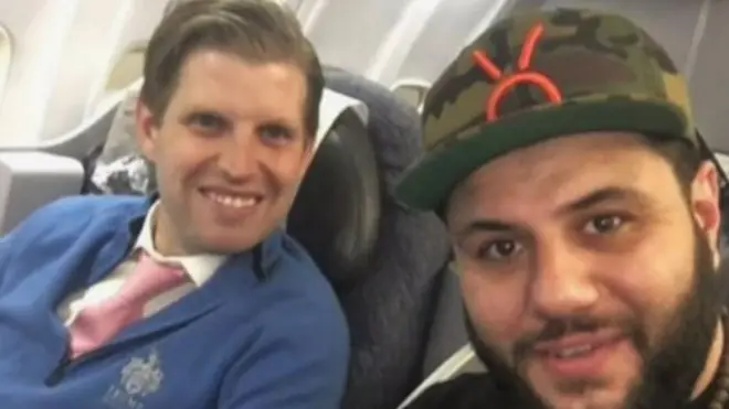 ما قصة المسلم الذي جلس بجانب نجل دونالد ترامب في الطائرة؟