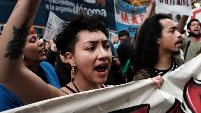 चिली में सड़क पर विरोध प्रदर्शन करती महिलाएं