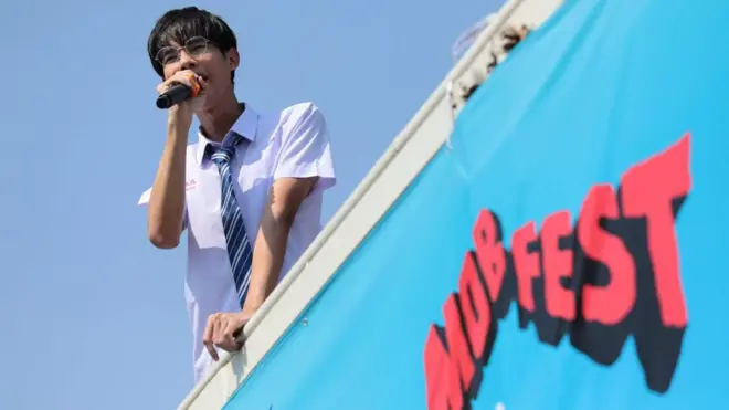 มิน-ลภนพัฒน์ วัย 18 ปี แกนนำคนสำคัญของกลุ่ม "นักเรียนเลว" มีสถานะใหม่เป็นผู้ต้องหาคดีฝ่าฝืน พ.ร.ก.ฉุกเฉิน