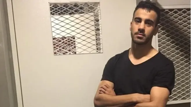 นายอัล อาไรบี ขณะถูกควบคุมตัวที่สนามบินสุวรรณภูมิ