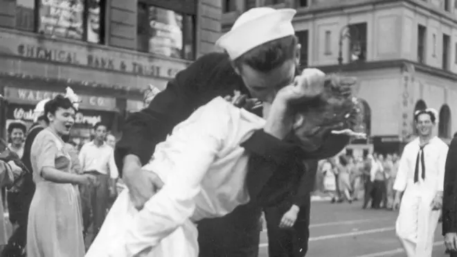 Marinero abraza a una enfermera en la celebración de la rendición de Japón en Times Square.