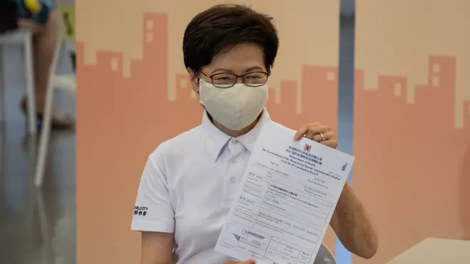 林郑月娥等多位香港官员带头接种中国科兴的新冠病毒疫苗