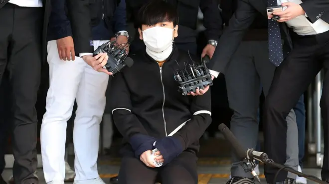 '노원구 세 모녀' 살해 피의자 김태현이 지난해 4월 서울 도봉경찰서 유치장에서 검찰로 송치되며 무릎을 꿇고 있다