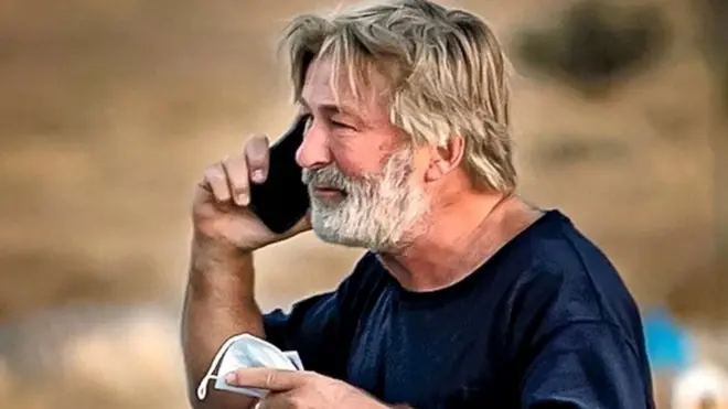 Alec Baldwin fotografiado fuera de la oficina del sheriff del Condado de Santa Fe después de ser entrevistado por la policía.