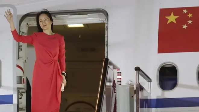 孟晚舟曾被美國檢方指控「欺詐」。但中國外交部稱，對孟晚舟女士所謂「欺詐」的指控純屬捏造。圖為孟晚舟乘坐中國政府的包機於9月25日晚間抵達深圳。