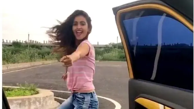 કીકી ચેલેન્જ લેનારા લોકોએ ઇન્સ્ટાગ્રામ પર મૂકેલા વીડિયોના સ્ક્રીન શોટ