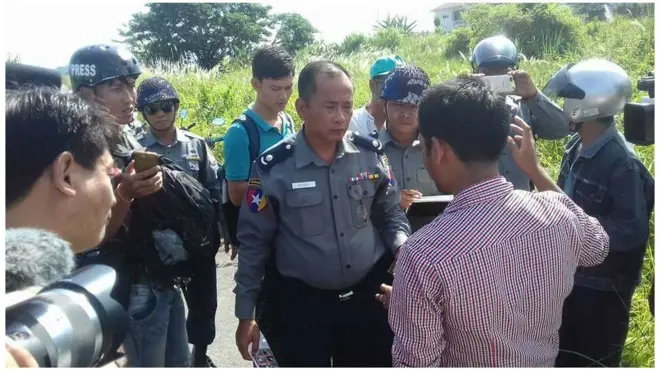 ဆက်သွယ်ရေးဥပဒေ ပြင်ပေးဖို့ လှုံဆော်နေတဲ့ မောင်ဆောင်းခနဲ့ ရဲအရာရှိ တို့ တွေ့ဆုံစဉ်