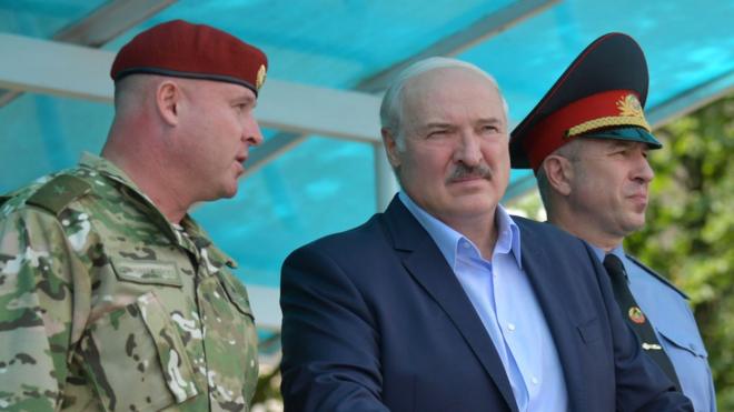 Александр Лукашенко в окружении силовиков