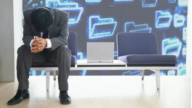 ఆందోళనలో ఉన్న యువకుడు