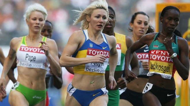 حكاية عداءتين أسترالية (تظهر في الصف الأول)، وجنوب إفريقية (وراءها) جمعتهما مباراة وحيدة في بطولة عام 2009 وهذه الصورة.