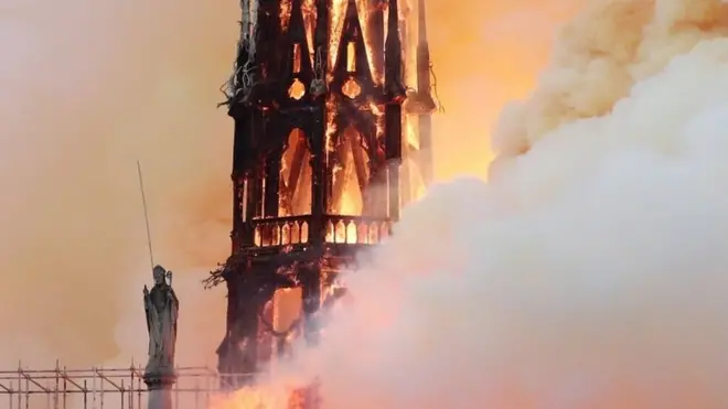 कुछ ही देर में आग मीनार को अपने आगोश में ले लिया.