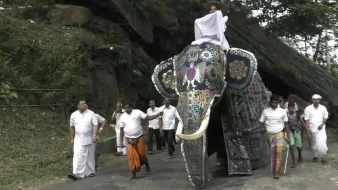 ඇසළ පෙරහැර ඇරඹුමට කප වැඩම කරයි