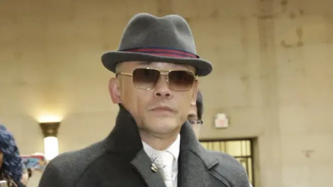 今年2月1日周立波因涉嫌「非法持有槍支和毒品」在美國紐約州拿騷縣法院出庭。