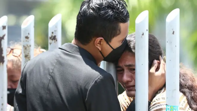 Familiares de presos afuera del penal Número 1 en Guayaquil tras el último motín.