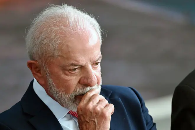 Lula está com a mão no queixo e um semblante pensativo