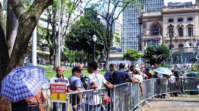 Fila do mutirão do empregopoker estrategiasSão Paulo