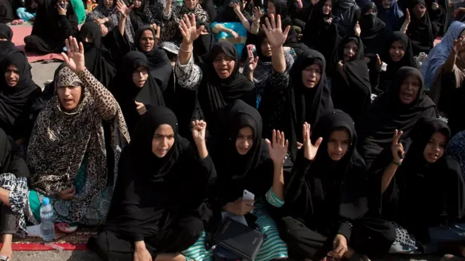 پولیس نے شیلنگ کر کے مظاہرین کو منتشر کیا تو انھوں نے دوبارہ قومی شاہراہ پر دھرنا دے دیا