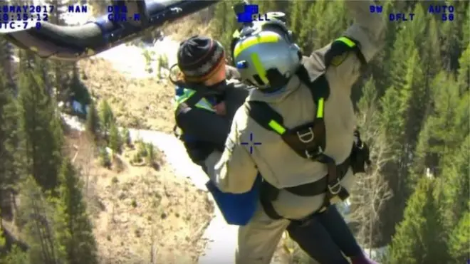 น.ส.แมดาไลน คอนเนลลี่ ขอเดินกลับพร้อมกับทีมกู้ภัย หลังหลงป่านาน 6 วัน