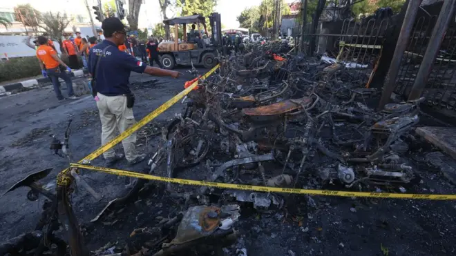 Kepolisian Daerah Jawa Timur menyebutkan rangakaian serangan teror di Surabaya dan Sidoarjo menyebabkan jatuhnya total korban jiwa 25 orang, termasuk 13 pelaku.