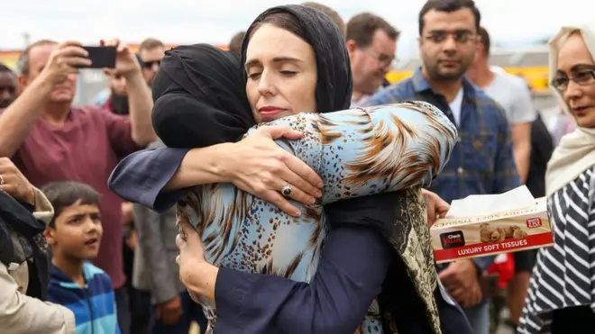 Perdana Menteri New Zealand Jacinda Ardern memeluk seorang wanita di Masjid Kilbirnie Mosque, di Wellington, menyusul penembakan massal di Christchurch. Setidaknya 50 orang tewas setelah seorang pengusung supremasi kulit putih menyerang dua masjid sambil menyiarkannya secara langsung di Facebook.