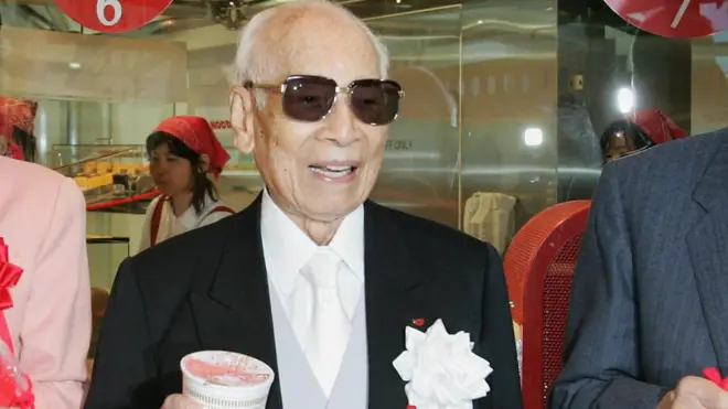 Después de varios negocios fallidos, Momofuku Ando inventó los noodles instantáneos en 1958.