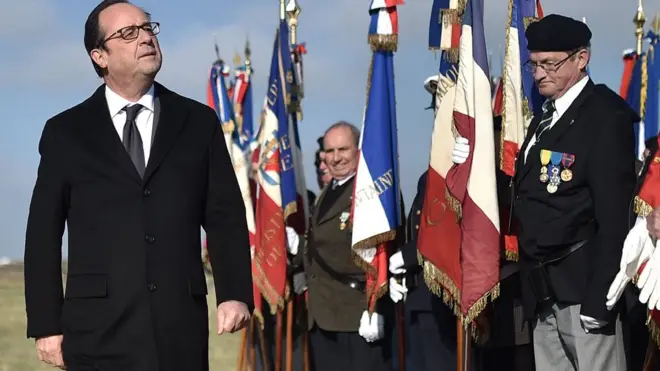 فرنسوا هولاند اول رئيس فرنسي يزور موقع المعسكر الذي احتجز فيه الغجر في الحرب العالمية الثانية