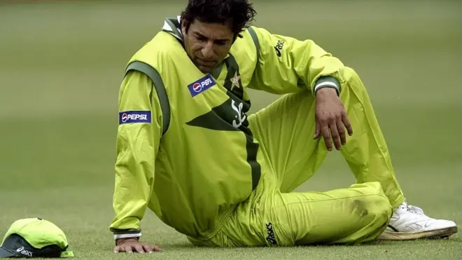 صورتحال بھانپ کر امی ابو نے ذہن بنانے کی کوششیں شروع کر دیں۔ 'ہار گئے ہیں، چھوڑو بند کر دو ٹی وی، کیا فائدہ ۔۔۔'