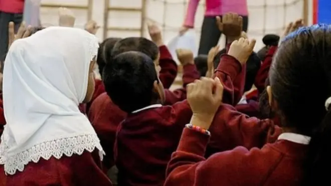 Sejumlah pegiat mempertanyakan kenapa murid-muridnya yang ditanyai dan bukannya sekolah bersangkutan.