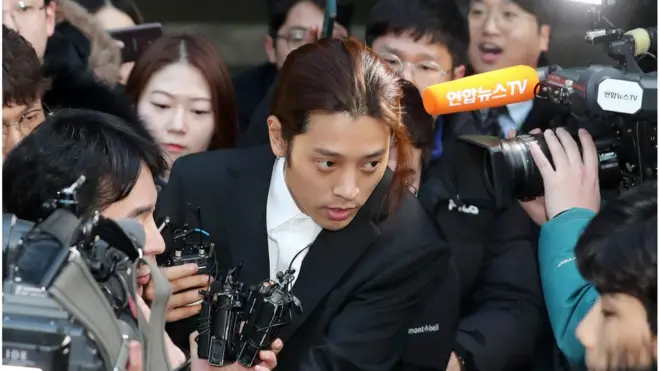 가수 정준영이 2019년 3월 15일 오전 서울 종로구 서울지방경찰청에서 피의자 신분 조사를 마친 후 귀가하고 있다