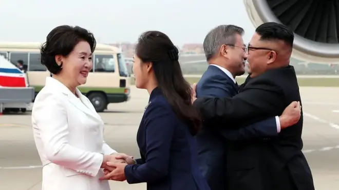 Tự tình dân tộc hai miền Bắc - Nam: Tổng thống Nam Hàn, Moon Jae-in và phu nhân Kim Jung-sook (mặc đồ trắng) được lãnh tụ Kim Jon-Un và phu nhân Ri Sol Ju ra tận cầu thang máy bay ở Bình Nhưỡng đón hôm 18/09/2018.