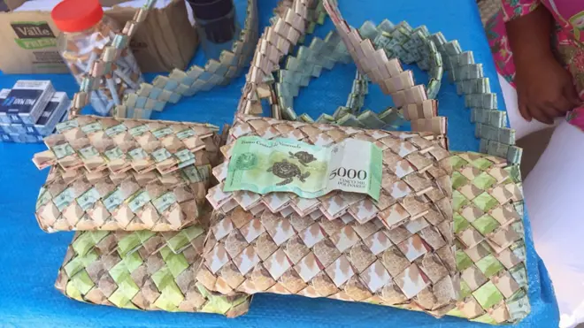 bolsos con billetes de bolívares