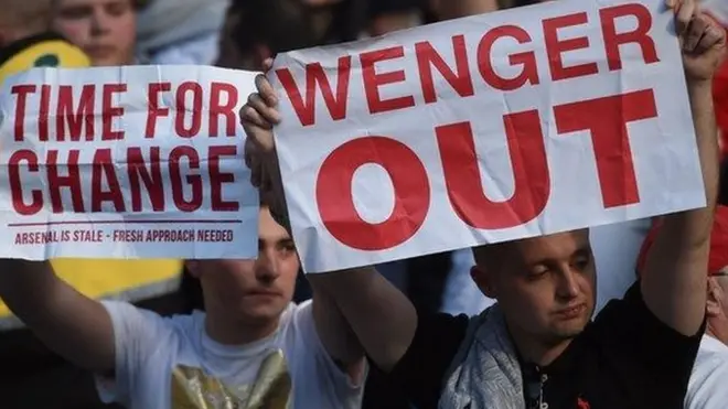 محتجون يطالبون برحيل آرسين فينغر عن أرسنال