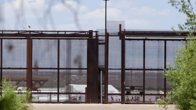 Миграционные центры для детей представляют собой палаточные городки, некоторые оборудованы в заброшенных супермаркетах или других старых зданиях