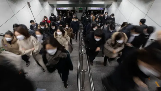 전문가들은 올해 내내 마스크를 써야 한다고 말한다