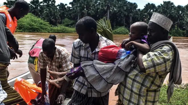 Ndị Red Cross na-azọpụta ụfọdụ mmadụ