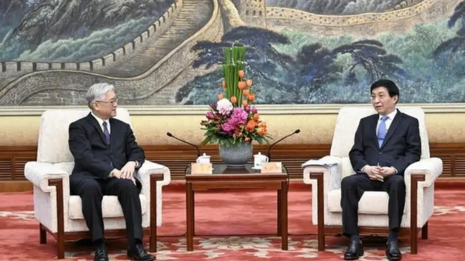 夏立言（左）先後接受中國國台辦主任宋濤及中共中央政治局常委王滬寧（右）等高層邀請會面，格外引人注目。