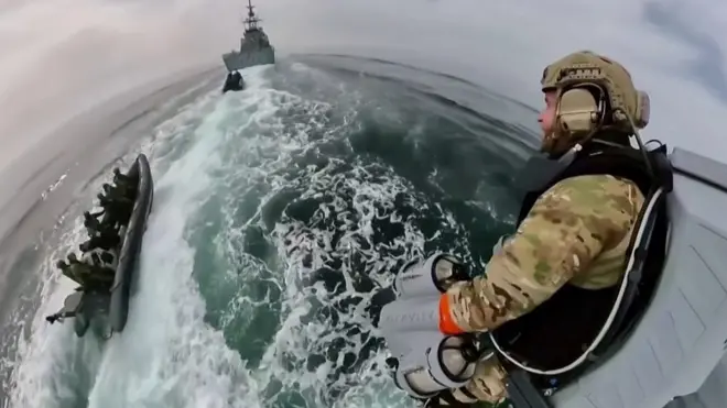 البحرية الملكية البريطانية تختبر بدلة نفاثة