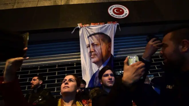 Geçen yıl Türk bakanların referandum öncesi Hollanda'da toplantı yapmasına izin verilmemesi üzerine Hollanda'nın Rotterdam kentinde bulunun Türk Konsolosluğu'nun önünde protesto yapılmıştı.