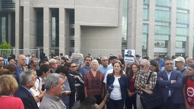 Duruşma öncesinde yargılanan gazetecilere destek vermeye gelenler Çağlayan adliyesi önünde basın toplantısı yaptılar