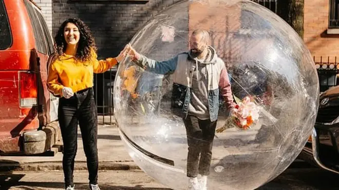 Jeremy se metió dentro de una burbuja para poder pasear con Tori.