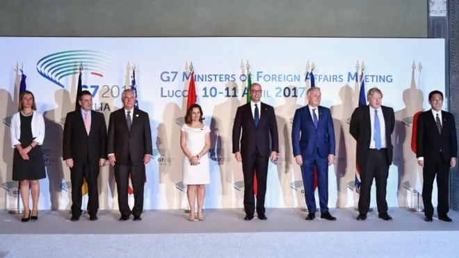 از راست به چپ: وزرای خارجه ژاپن، بریتانیا، فرانسه، ایتالیا، کانادا، آمریکا و آلمان در کنار مسئول سیاست خارجی اتحادیه اروپا