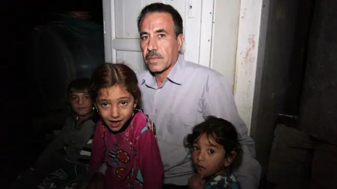 Ҳолид Таоло Ҳудҳур ал-Али 2014 йили Ироқдаги она шаҳрига Исломий Давлат жангарилари ҳужум қилганда рафиқаси ва болалари билан қочиб қолишга муваффақ бўлади