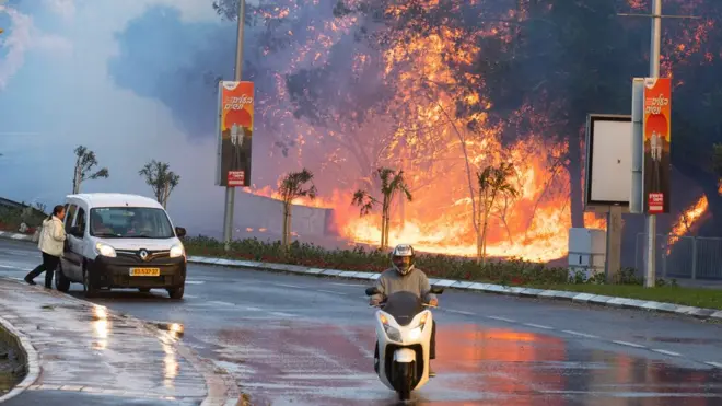 Спасательные службы Хайфы пока не могут остановить распространение огня