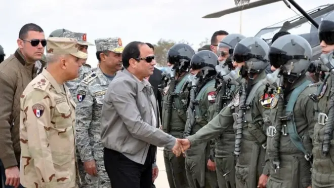 لوح السيسي من قبل بالتدخل العسكري في ليبيا، خلال تفقده قوات من الجيش غربي مصر. (صورة أرشيفية)