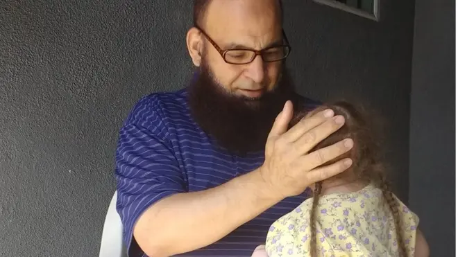 محمد بزيك مع أحد الأطفال